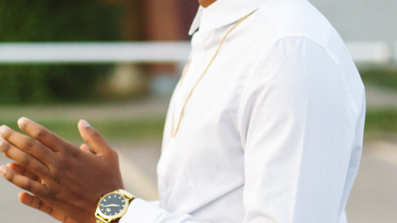 Reloj dorado para hombre, cómo combinarlo